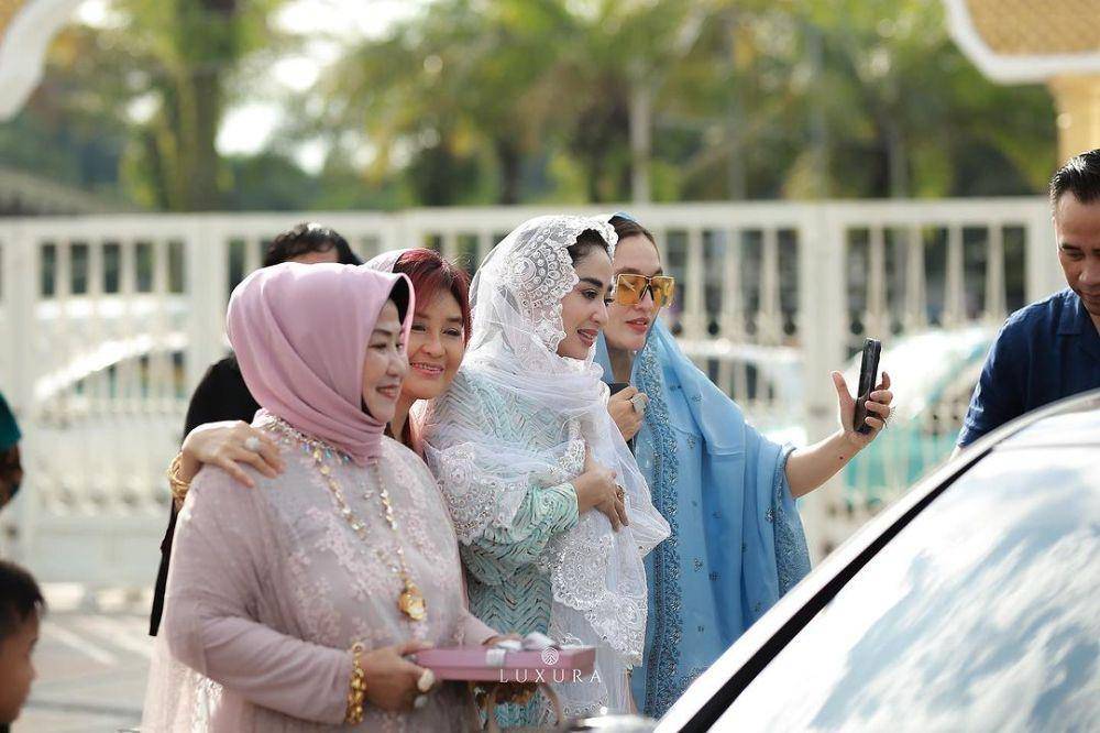 momen pernikahan Rossa Meldianti keponakan Dewi Perssik (instagram.com/luxuraimage)