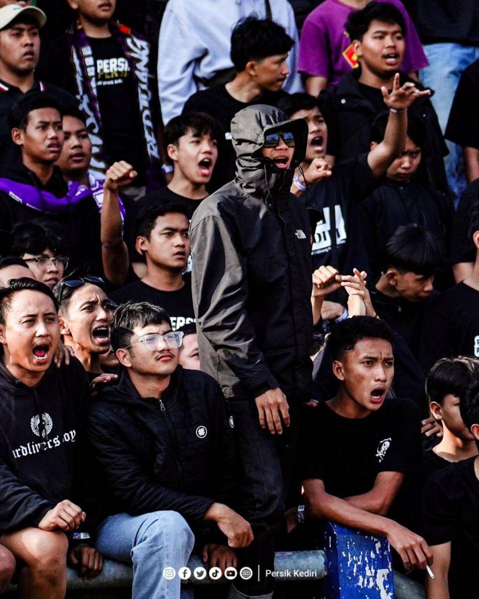 Persikmania saat hadir di Stadion Brawijaya. instagram.com/persikfcofficial