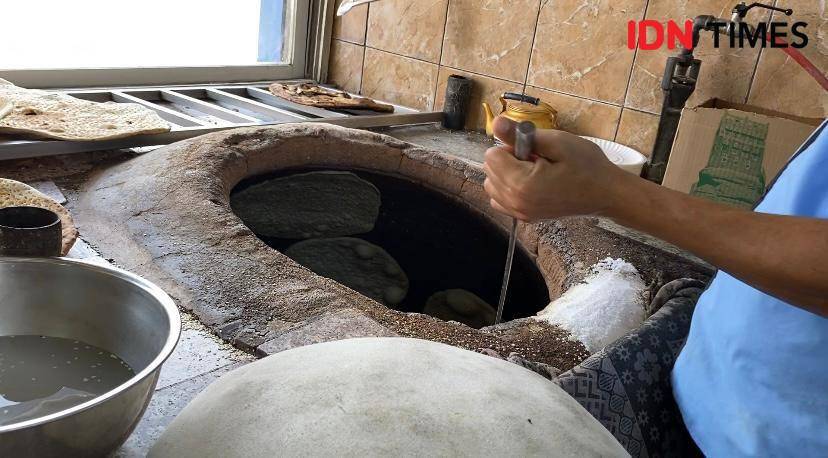 Pembuatan Roti Tamis di Makkah, Arab Saudi (IDN Times/Sunariyah)