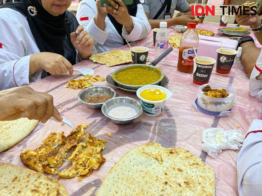 Menyantap Roti Tamis di Makkah, Arab Saudi (IDN Times/Sunariyah)