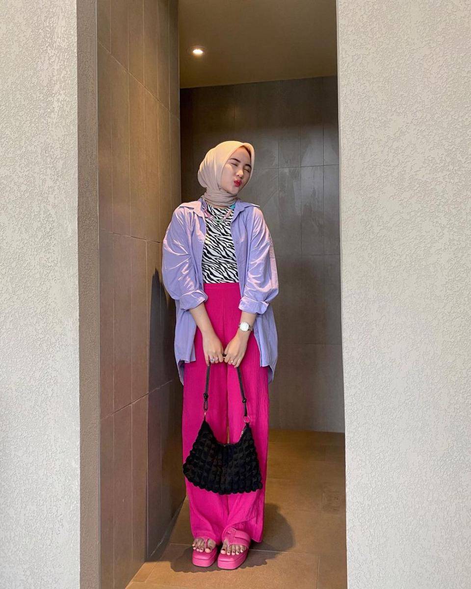 padu padan celana fuschia ala selebgram (instagram.com/intanghazll_)