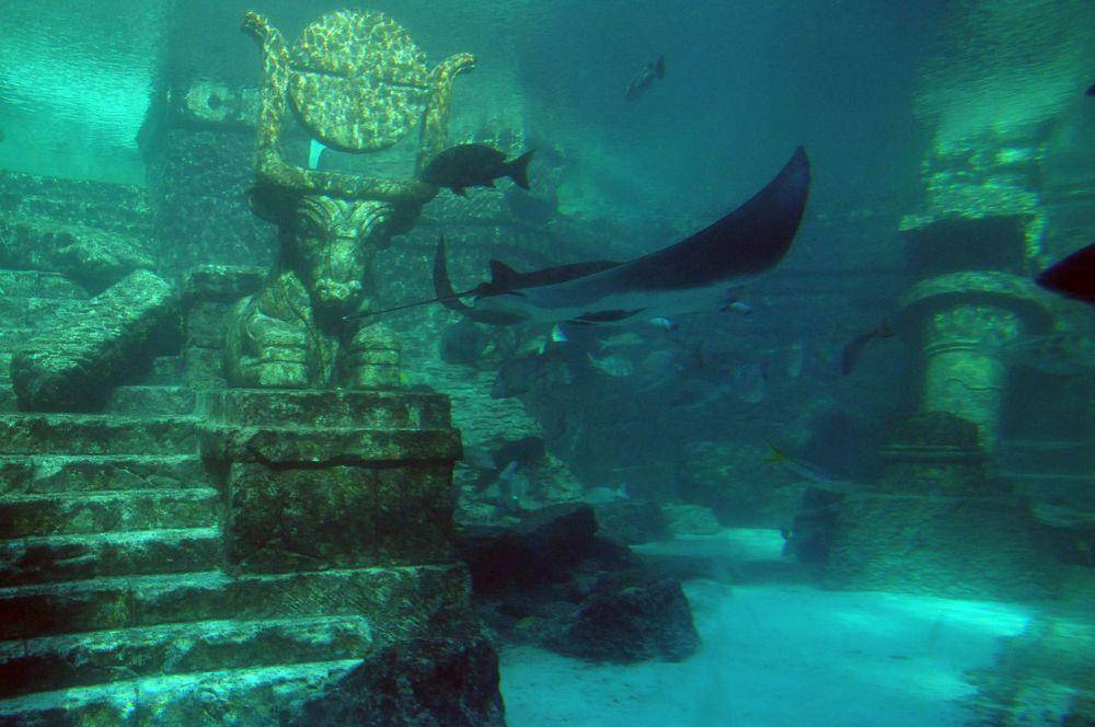 ilustrasi reruntuhan Atlantis (wikimedia.org/JERRYE AND ROY KLOTZ MD)