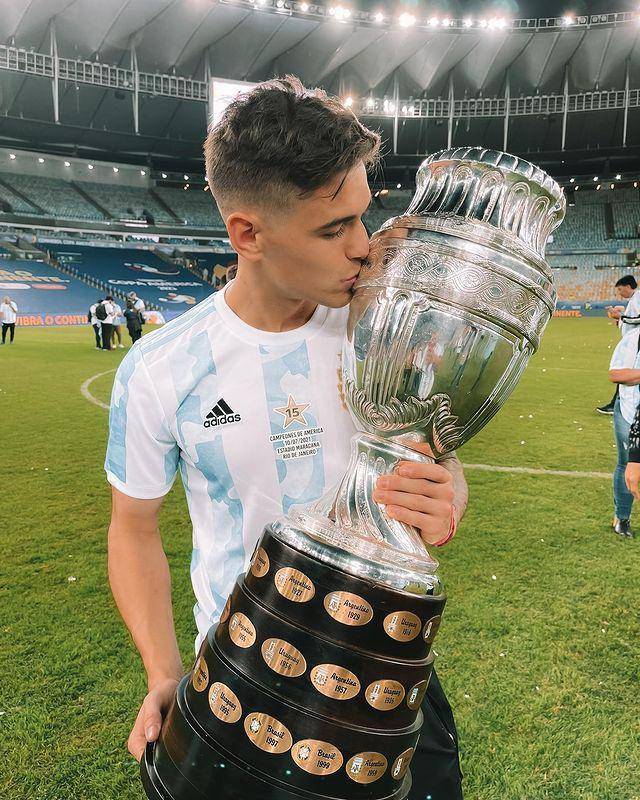 Lucas Martinez Quarta dengan trofi Copa America. (instagram.com/chinomartinezquarta96)