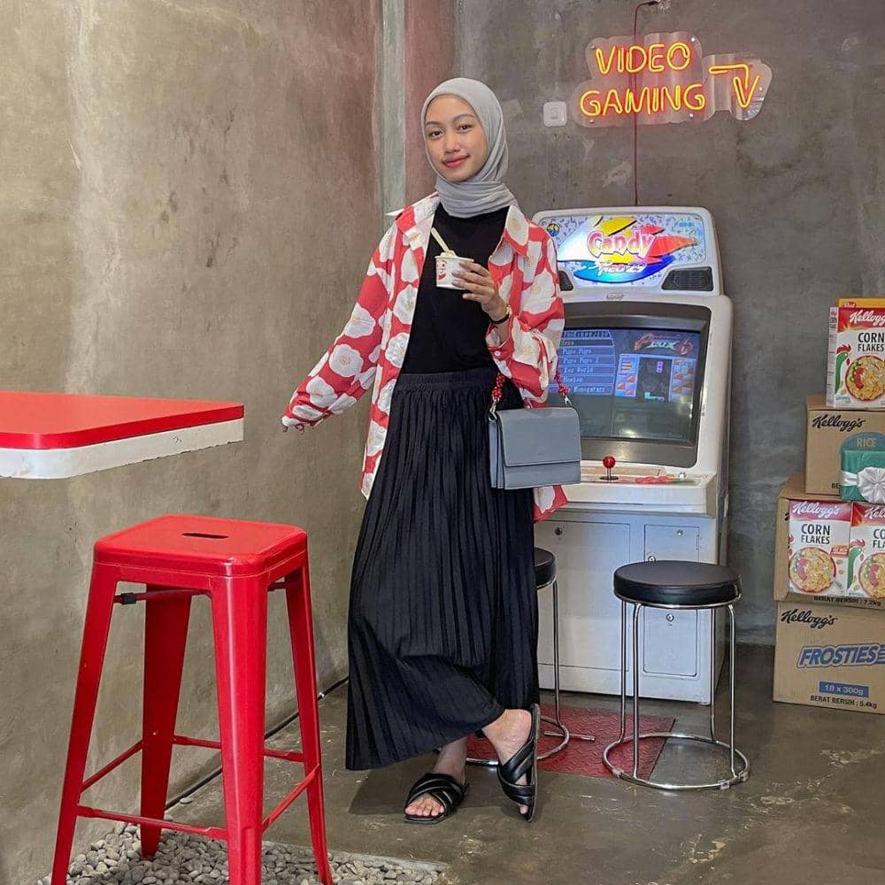 Style outer. (instagram.com/kanazhra)