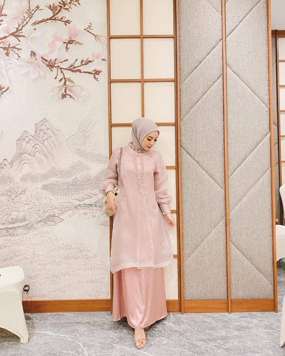 style kondangan hijab simpel nan elegan (instagram.com/hus.naaa)