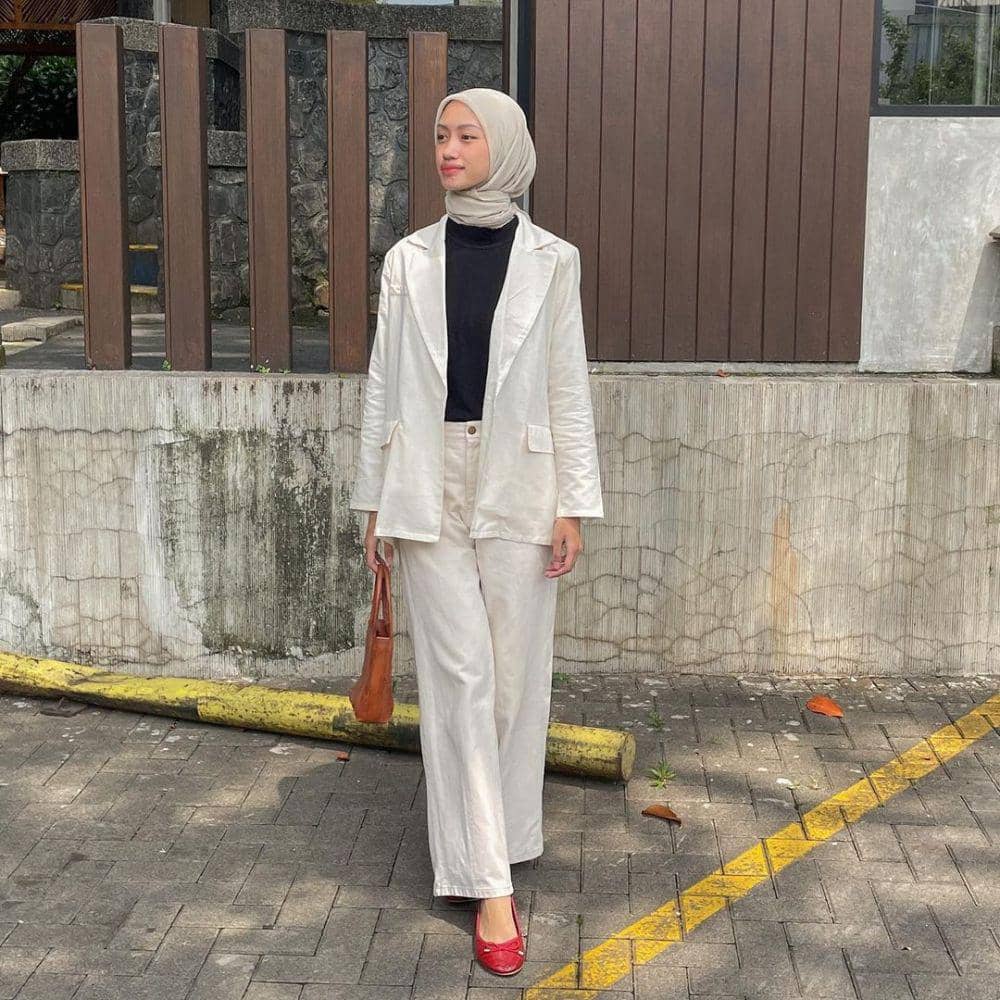 Style outer. (instagram.com/kanazhra)