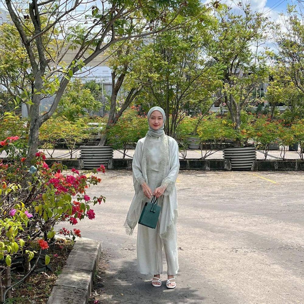 Style outer. (instagram.com/kanazhra)