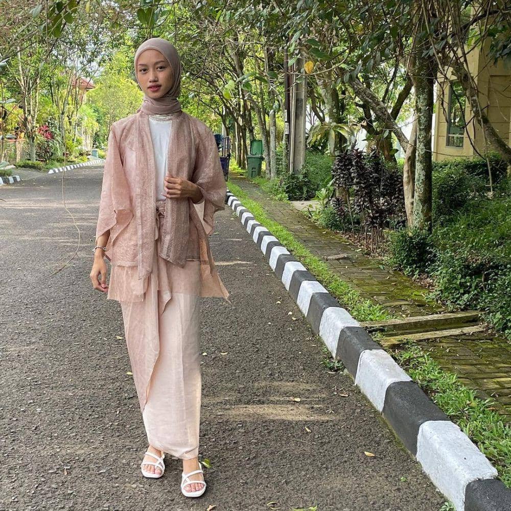 Style outer. (instagram.com/kanazhra)