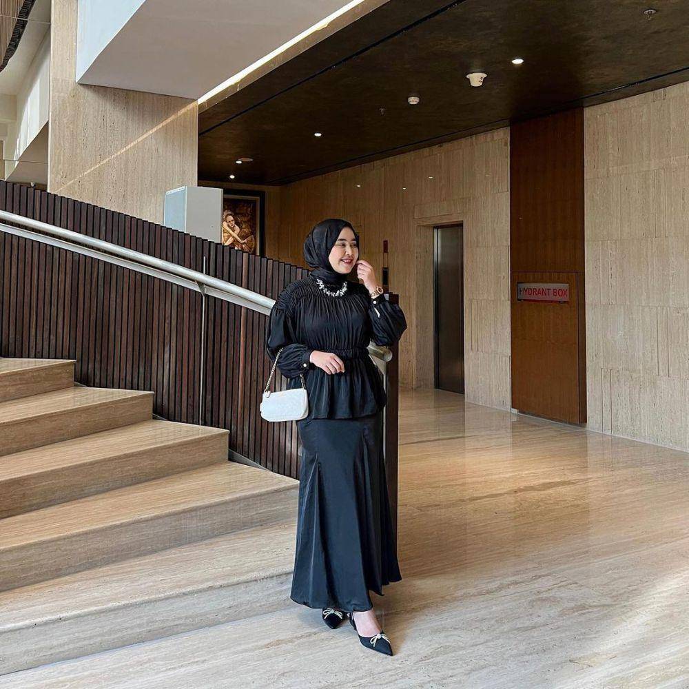 style kondangan hijab simpel nan elegan (instagram.com/meilanindraa)