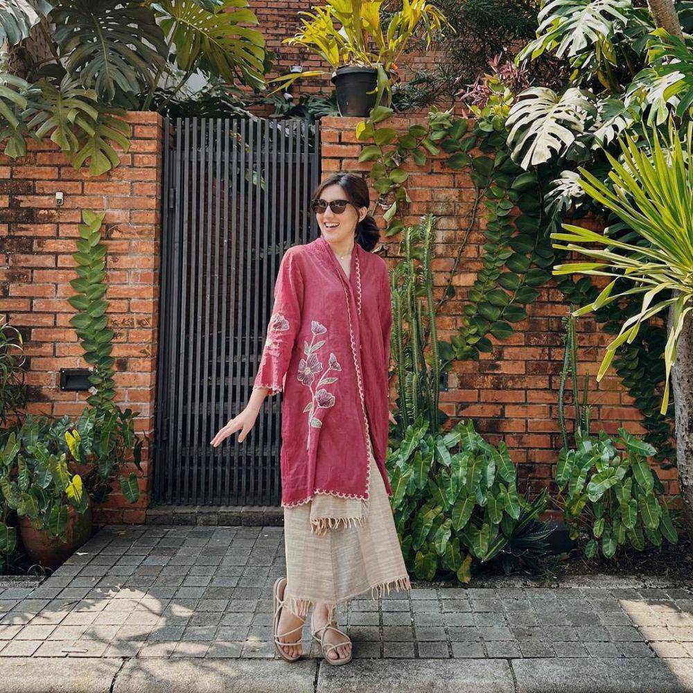 inspirasi gaya kondangan modis ala Ify Alyssa (instagram.com/ifyalyssa)