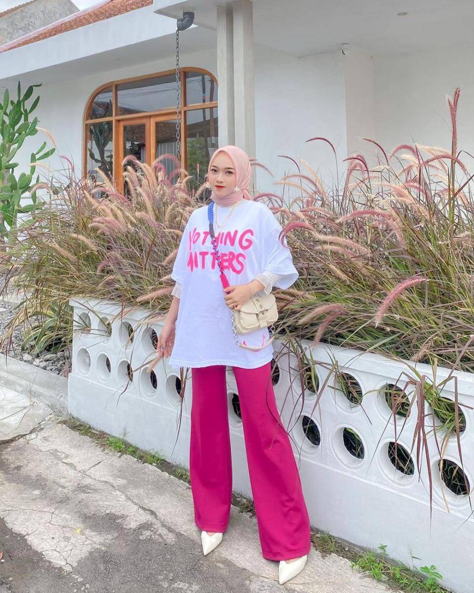 padu padan celana fuschia ala selebgram (instagram.com/hanifadl_)