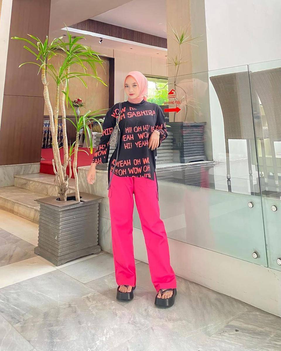 padu padan celana fuschia ala selebgram (instagram.com/hanifadl_)