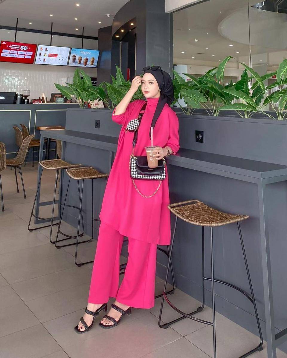padu padan celana fuschia ala selebgram (instagram.com/hanifadl_)