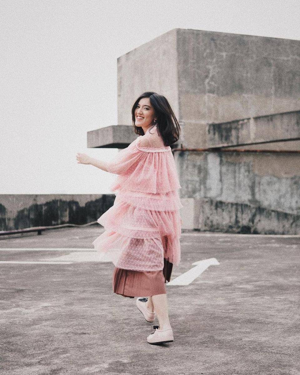inspirasi gaya kondangan modis ala Ify Alyssa (instagram.com/ifyalyssa)