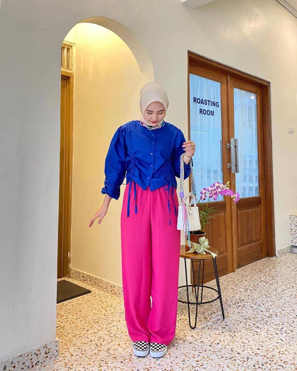 padu padan celana fuschia ala selebgram (instagram.com/intanghazll_)