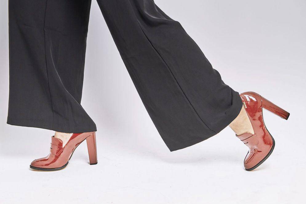 potret ilustrasi celana dan sepatu (pexels.com/Dellon Thomas)