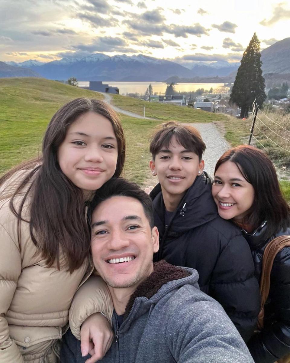 7 Potret Liburan Keluarga Andrew White dan Nana Mirdad di New Zealand