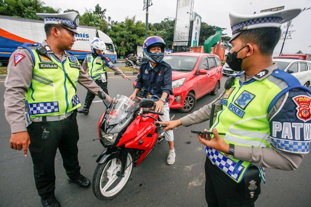 Ilustrasi pemeriksaan pajak kendaraan. ANTARA FOTO/Yulius Satria Wijaya