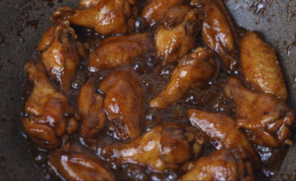 Ilustrasi memasak ayam Coca-cola. (YouTube.com/TWO FORKS)