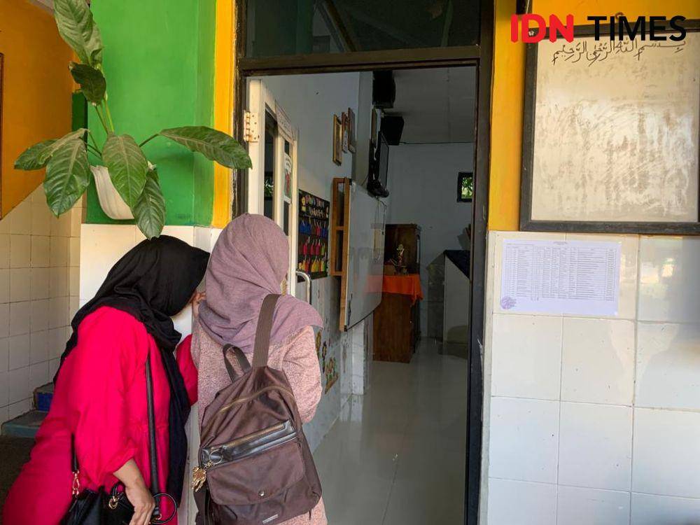 Orang tua menunggu anaknya baru masuk kelas 1 SD Al Azhar 2 Bandar Lampung. (IDN Times/Rohmah Mustaurida)