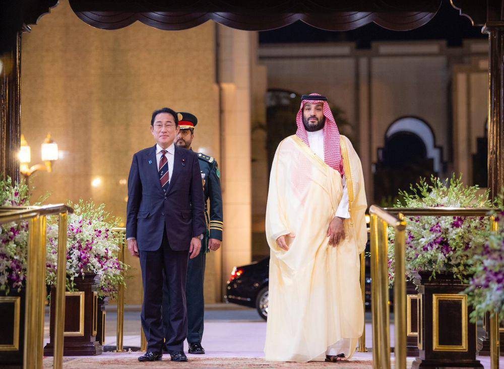 Pertemuan bilateral antara Perdana Menteri Jepang Fumio Kishida (kiri) dan Putra Mahkota Arab Saudi Mohammed bin Salman di Jeddah, pada Minggu (16/7/2023). (twitter.com/KSAmofaEN)