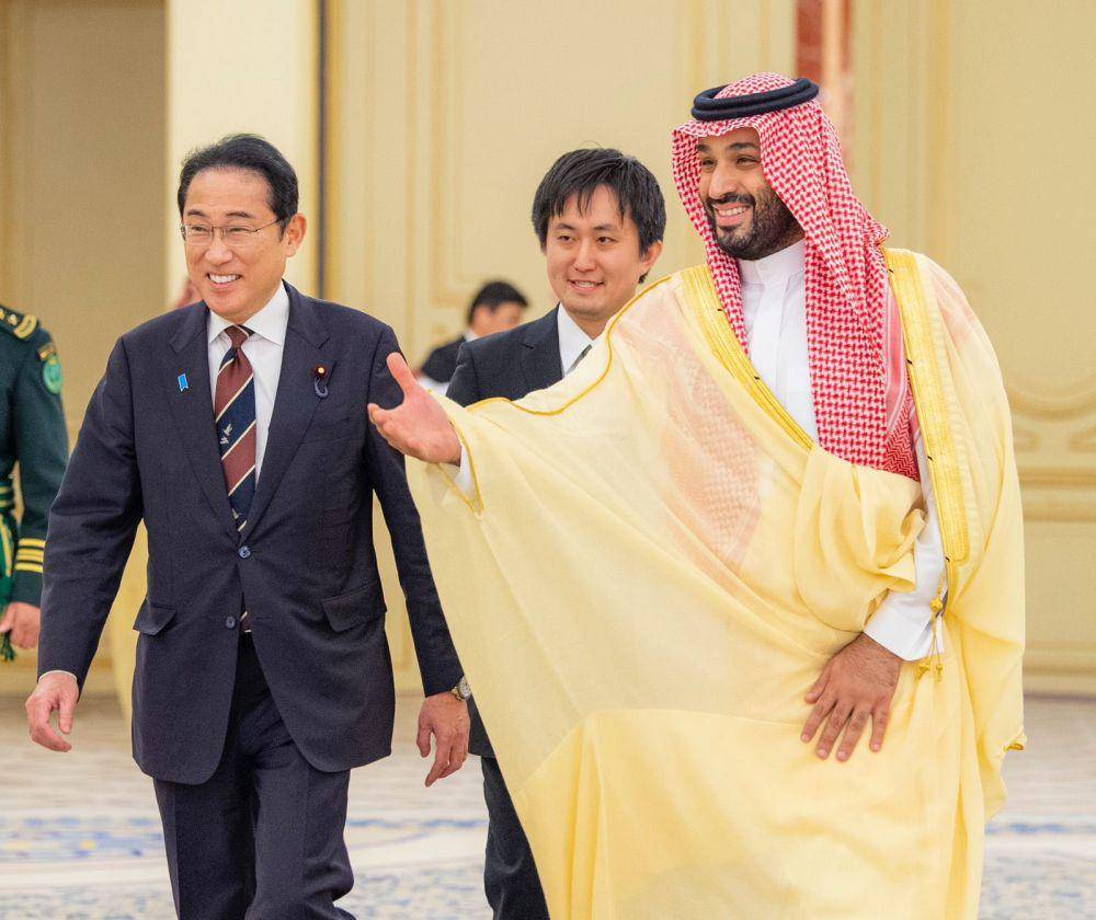 Pertemuan bilateral antara Perdana Menteri Jepang Fumio Kishida (kiri) dan Putra Mahkota Arab Saudi Mohammed bin Salman di Jeddah, pada Minggu (16/7/2023). (twitter.com/KSAmofaEN)