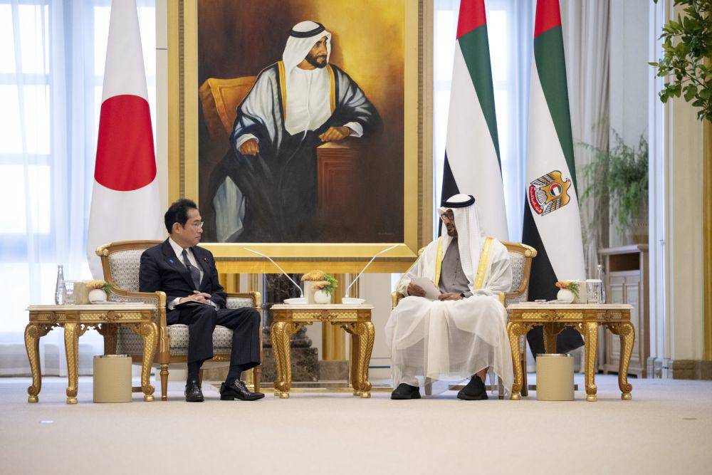PM Jepang Fumio Kishida dan Presiden UEA Mohammed bin Zayed (Twitter.com/محمد بن زايد