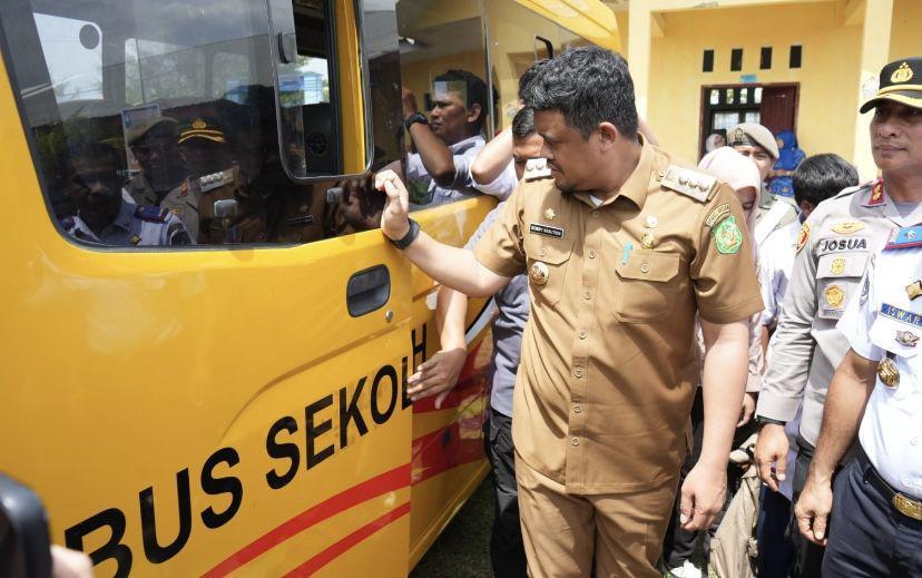 Serahkan 3 Bus Sekolah di Labuhan, Bobby: Gratis Biar Hemat Ongkos