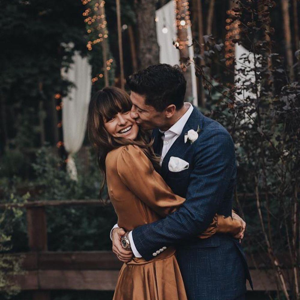 9 Potret Harmonis Robert Lewandowski dan Istri, Punya Dua Putri!