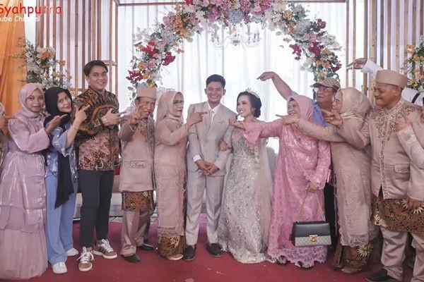 8 Potret Billy Syahputra ke Nikahan Karyawan, Ngado Uang Segepok