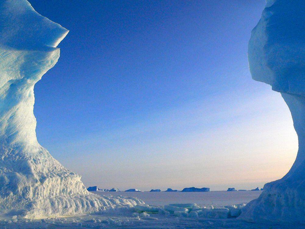 ilustrasi es Antartika (pixabay.com/MemoryCatcher)