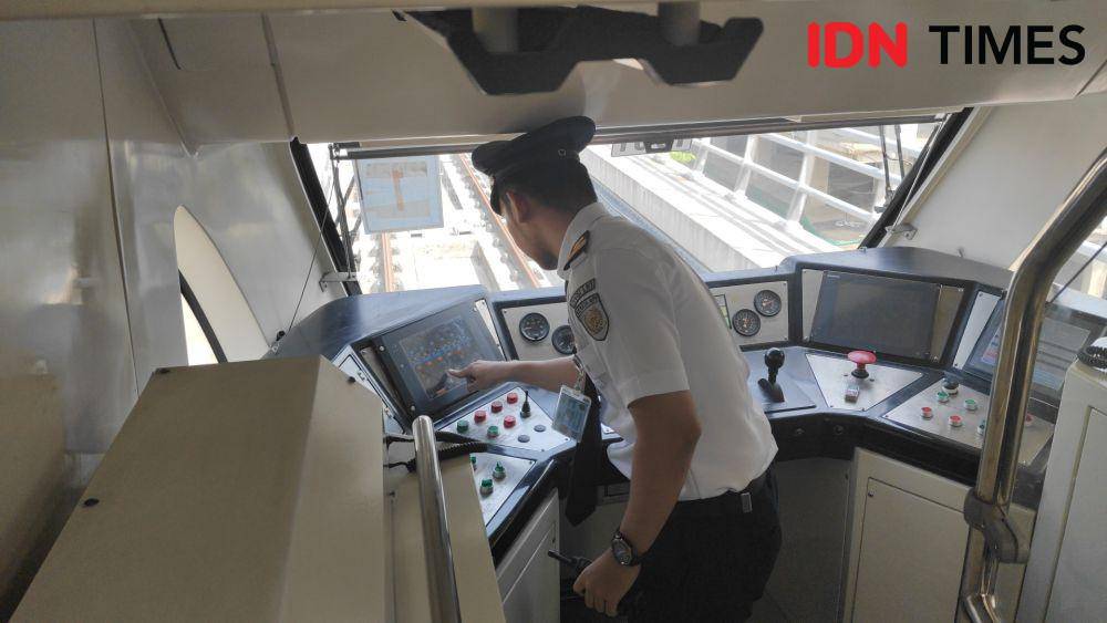 Masinis LRT sedang mengecek layar monitor. (IDN Times/Imam Faishal)