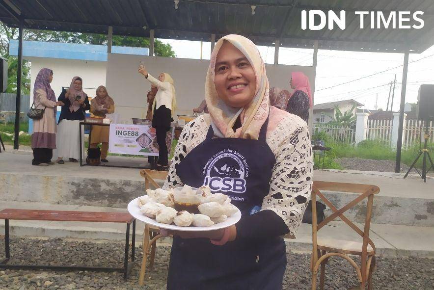 Cara membuat Pempek Pistel Tunu khas Papembang (IDN Times/Feny Maulia Agustin)