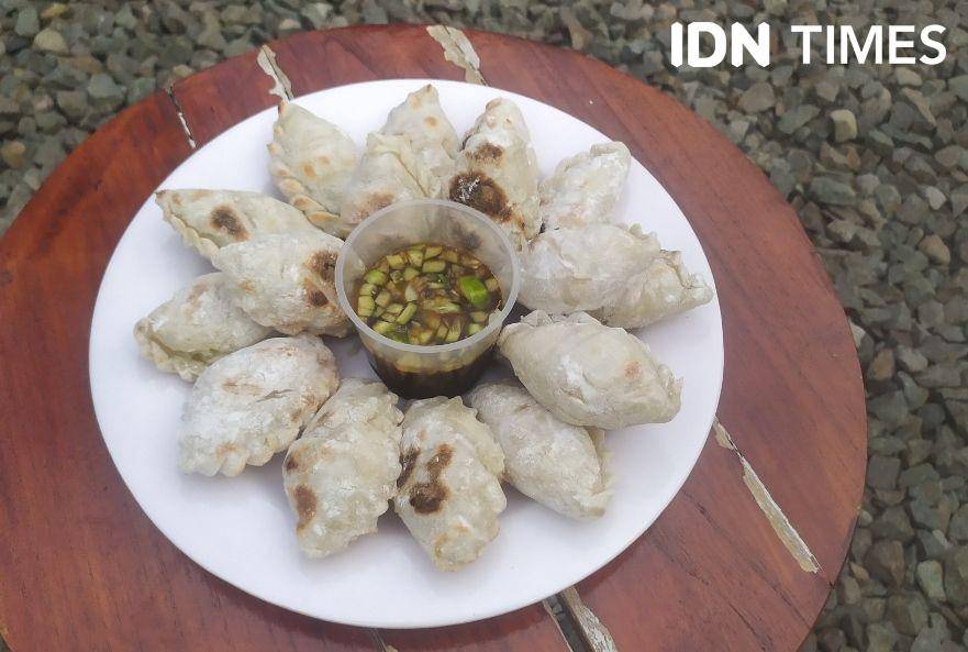 Cara membuat Pempek Pistel Tunu khas Papembang (IDN Times/Feny Maulia Agustin)
