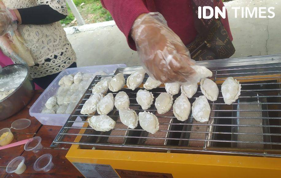 Cara membuat Pempek Pistel Tunu khas Papembang (IDN Times/Feny Maulia Agustin)