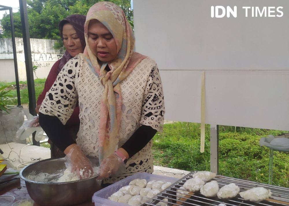 Cara membuat Pempek Pistel Tunu khas Papembang (IDN Times/Feny Maulia Agustin)