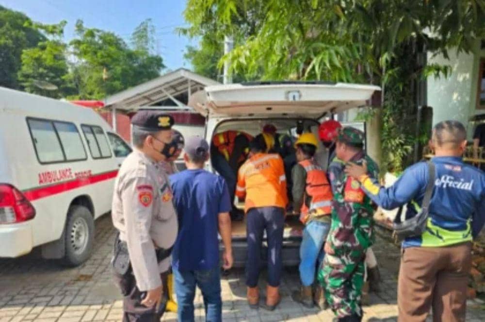 (Tim SAR dan warga saat mengevakuasi jasad pria yang tewas di dalam sumur) IDN Times/istimewa