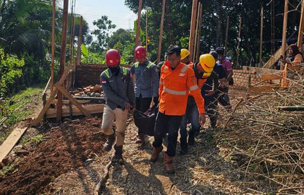 (Tim SAR dan warga saat mengevakuasi jasad pria yang tewas di dalam sumur) IDN Times/istimewa
