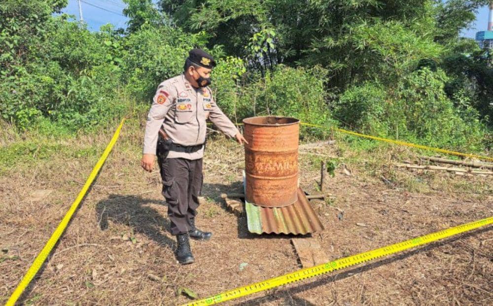 (Tim SAR dan warga saat mengevakuasi jasad pria yang tewas di dalam sumur) IDN Times/istimewa