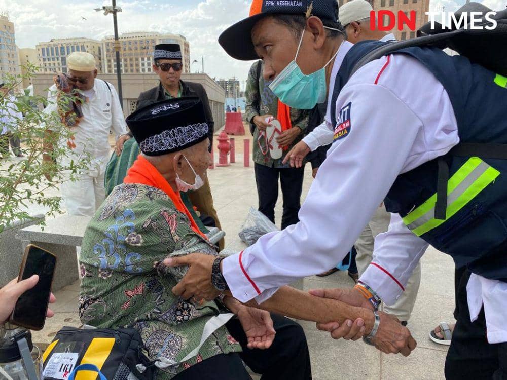 Tenaga kesehatan memeriksa jemaah haji lansia.