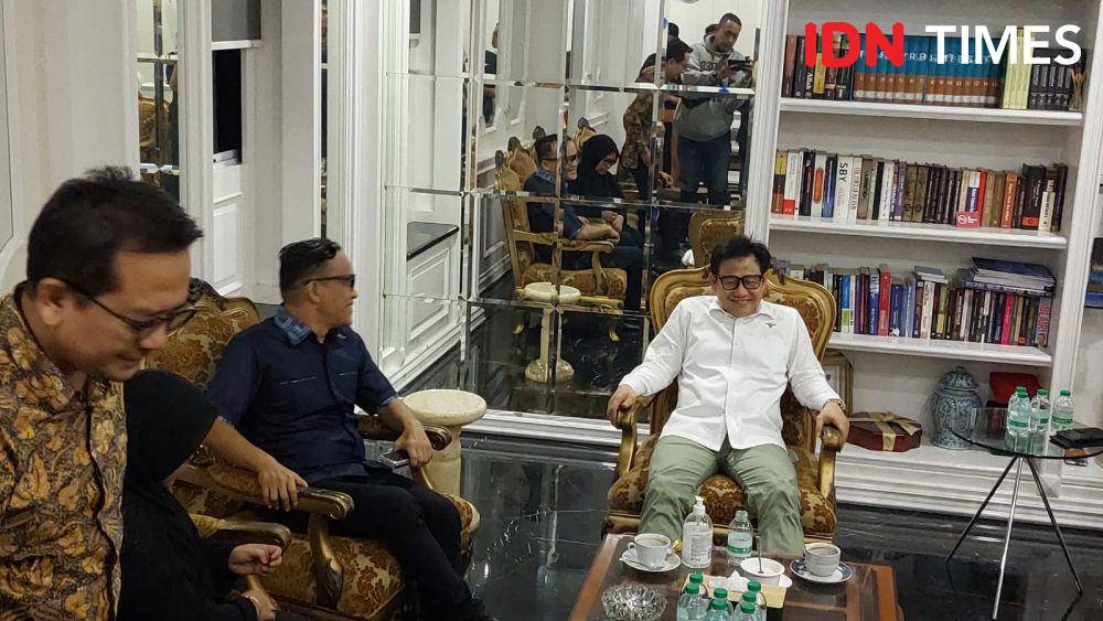Ketua Umum Prabowo Mania 08, Immanuel Ebenezer menemui Ketua Umum Partai Kebangkitan Bangsa (PKB) Muhaimin Iskandar di Kantor DPP PKB, Jakarta Pusat, Senin (17/7/2023) malam (IDN Times/Yosafat Diva Bayu Wisesa)