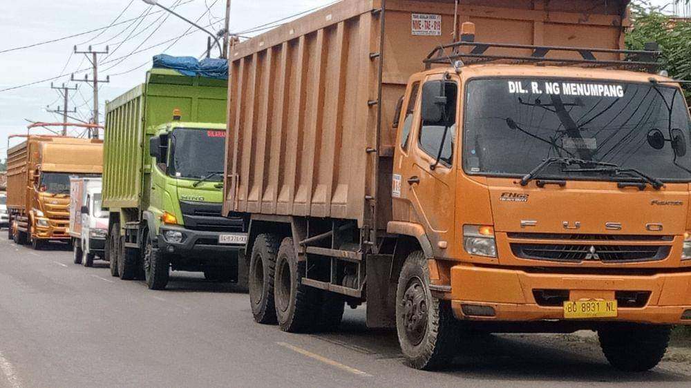 Mobil truk angkut batu bara di Muara Enim jadi korban penyerangan OTK (Dok: istimewa)