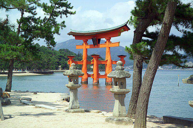 Torii (gerbang khas kuil Jepang) dari Kastil Itsukushima yang berada di atas permukaan air. (commons.wikimedia.org/Fg2)