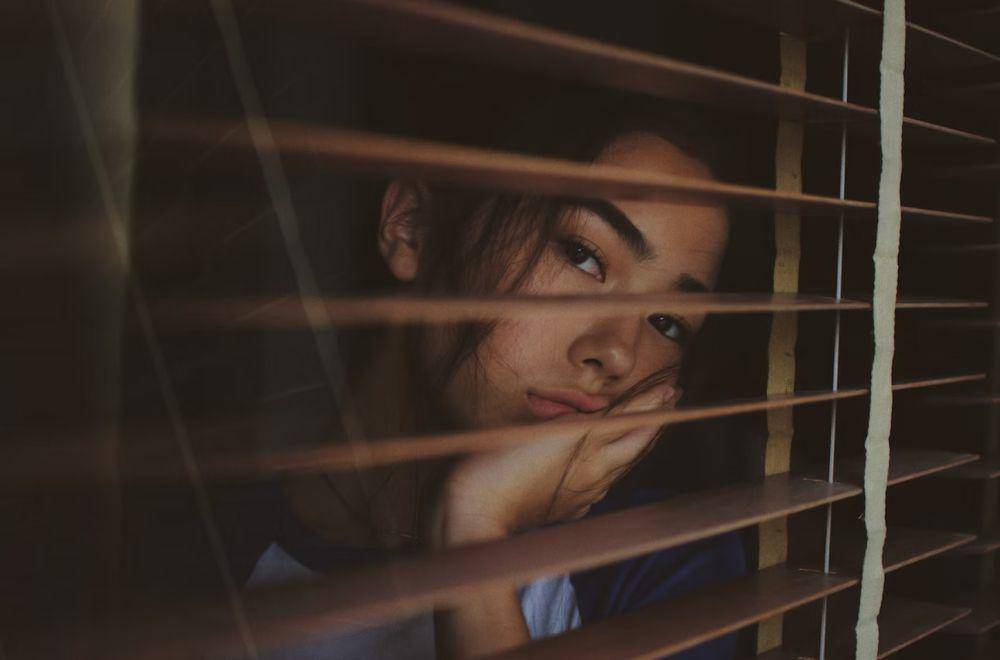ilustrasi  perempuan menatap ke luar jendela (unsplash.com/joshrh19)
