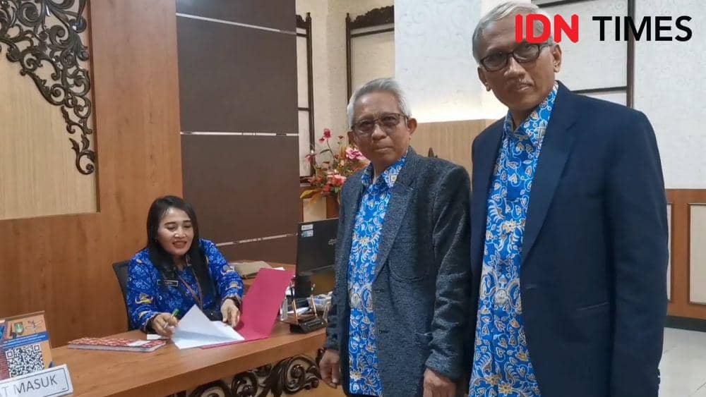 Dua eks Guru Besar UNS Solo serahkan berkas dugaan korupsi. (IDN Times/Larasati Rey)