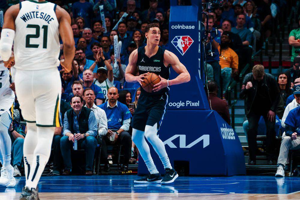 Dwight Powell (mavs.com)