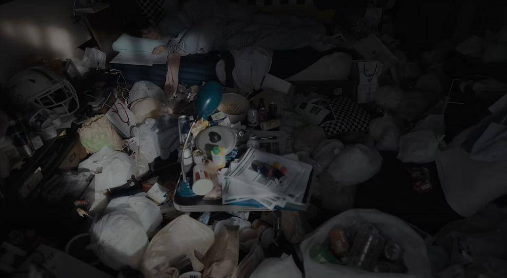 Kamar Tendo penuh dengan sampah (dok. Netflix/ Zom 100: Bucket List of the Dead)