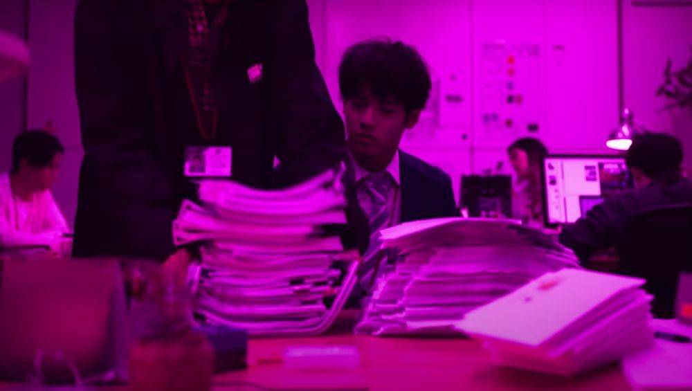 Tendo bekerja di perusahaan toxic (dok. Netflix/ Zom 100: Bucket List of the Dead)