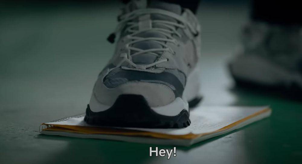 Buku catatan Tendo diinjak (dok. Netflix/ Zom 100: Bucket List of the Dead)