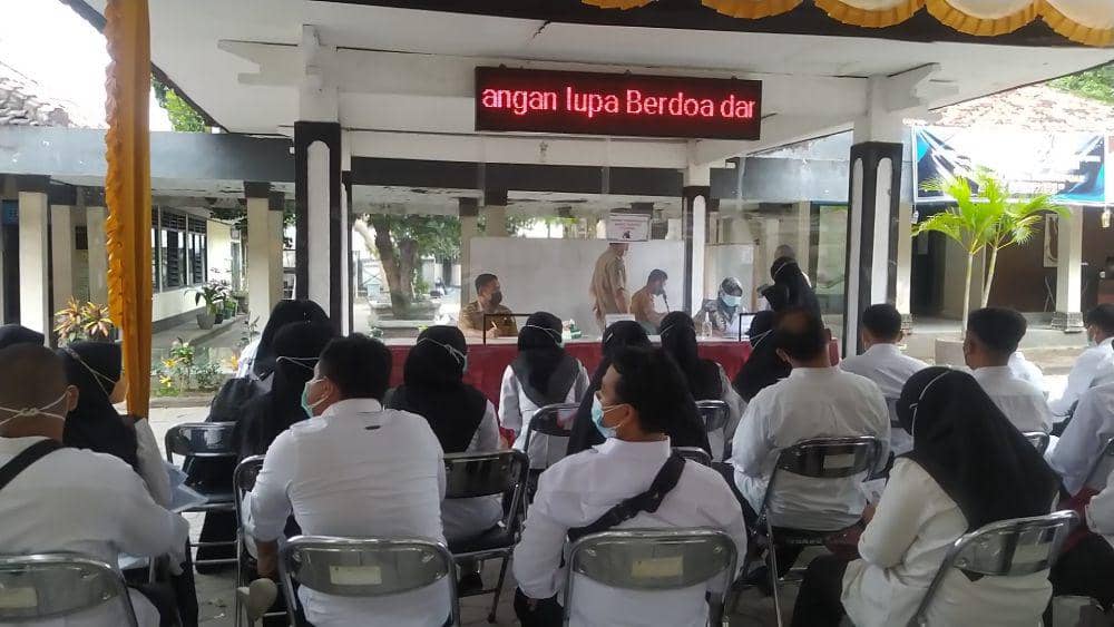 Pelamar PPPK saat mengikuti seleksi di kantor BKPSDM Lotim (IDN Times/Ruhaili)
